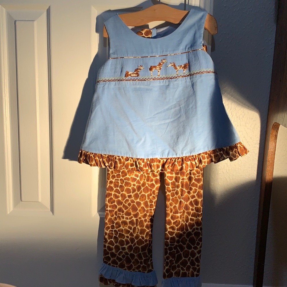 Amanda remembered 2 piece giraffe set!!